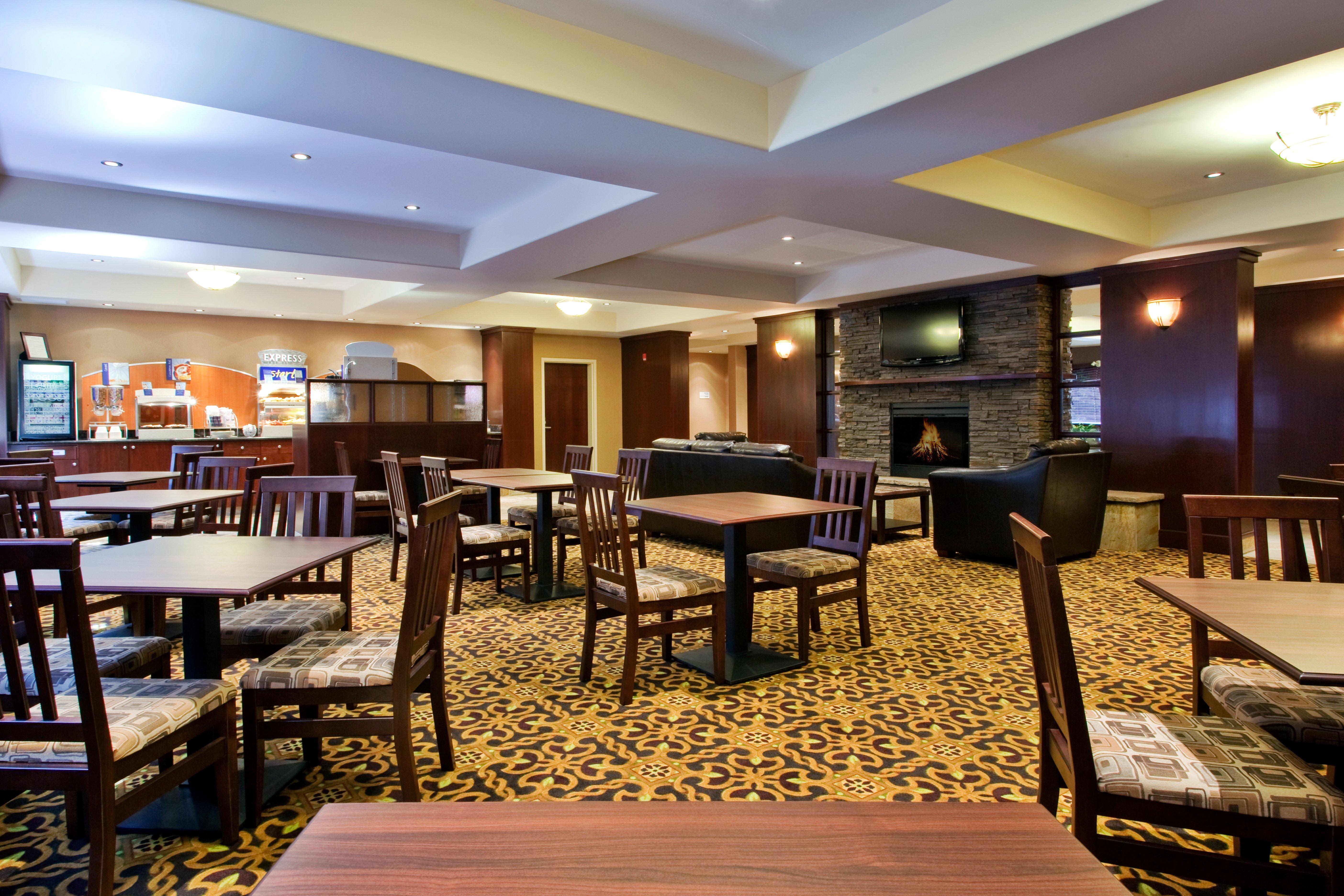 Holiday Inn Express & Suites Whitecourt By Ihg Esterno foto