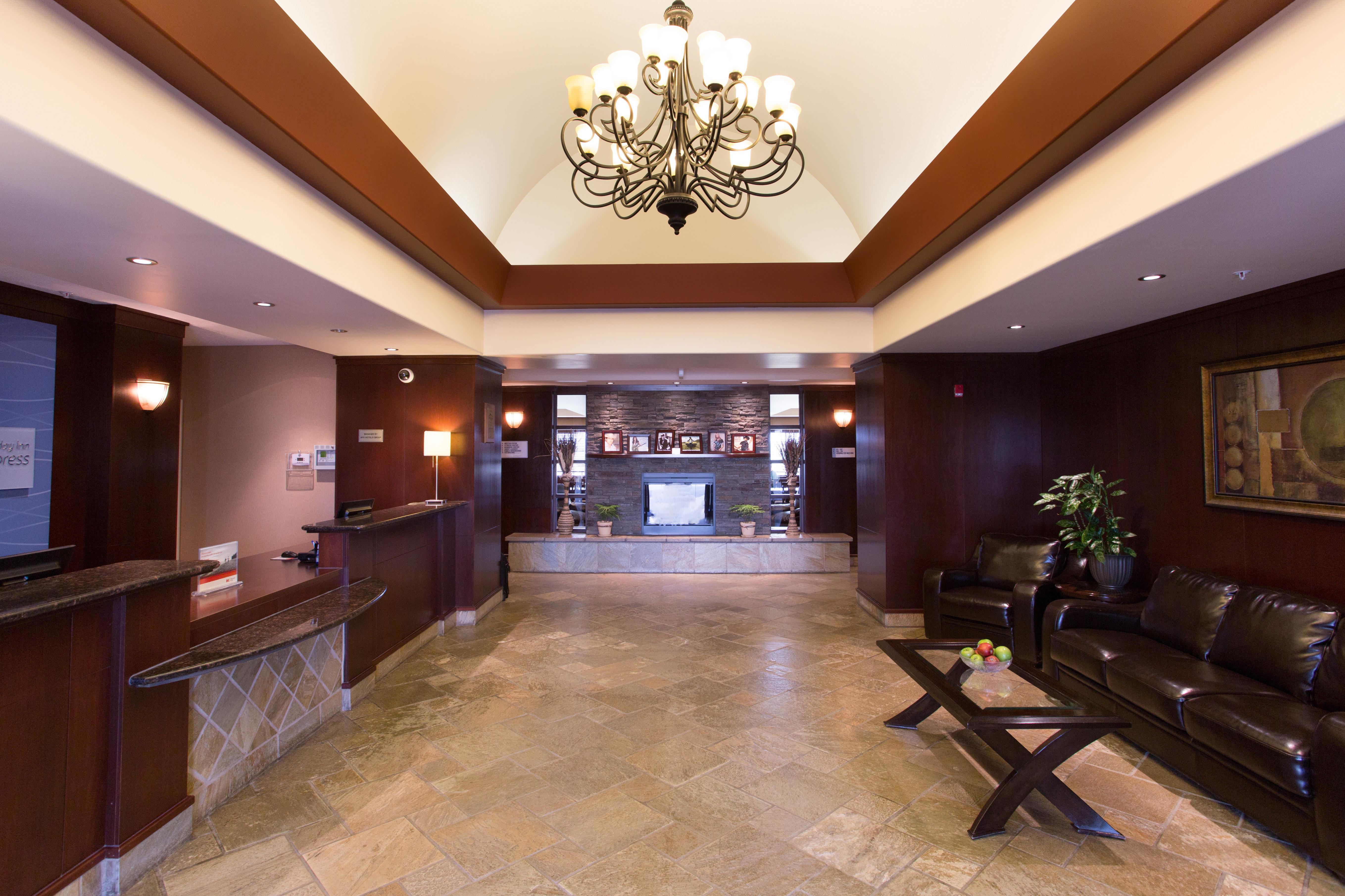 Holiday Inn Express & Suites Whitecourt By Ihg Esterno foto