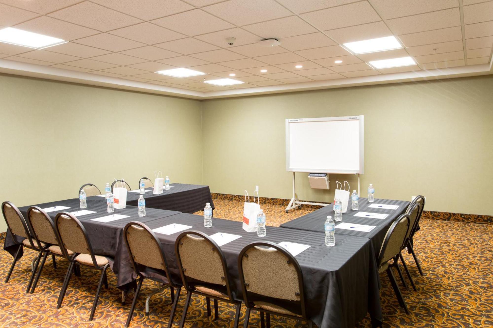 Holiday Inn Express & Suites Whitecourt By Ihg Esterno foto
