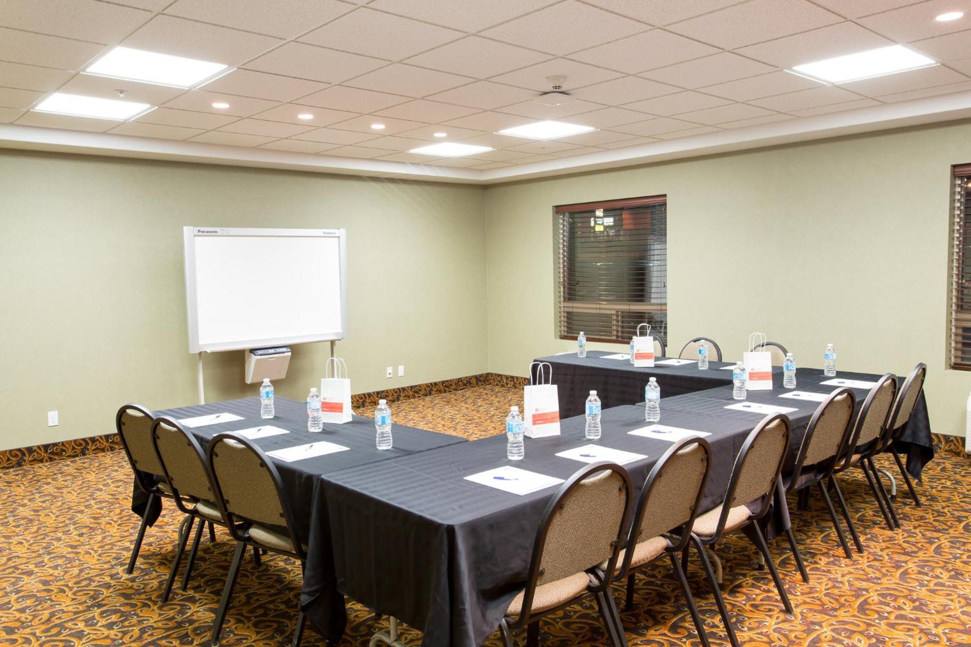 Holiday Inn Express & Suites Whitecourt By Ihg Esterno foto