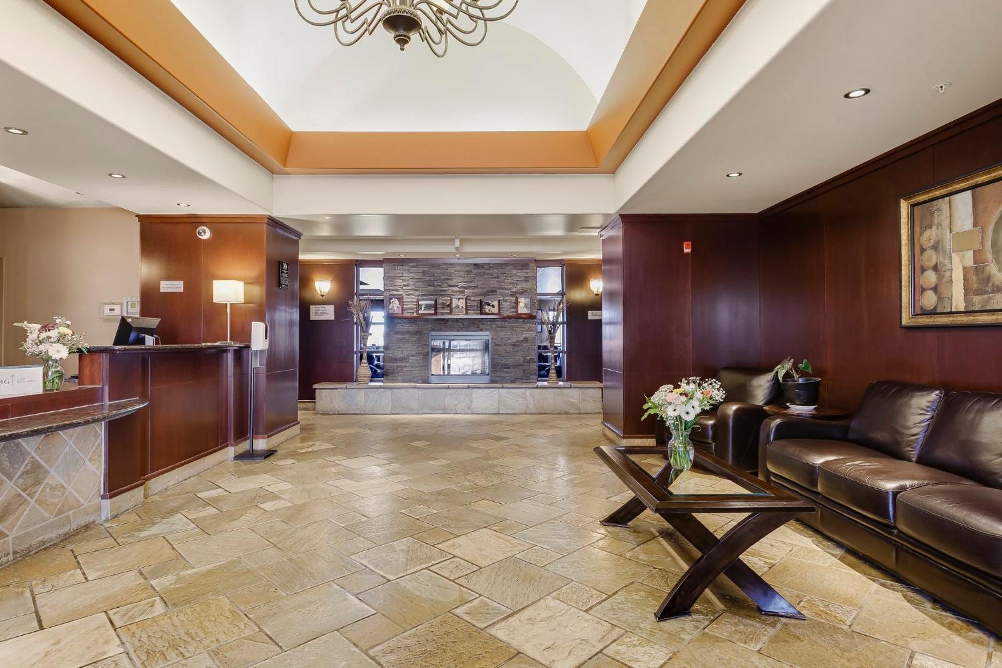 Holiday Inn Express & Suites Whitecourt By Ihg Esterno foto