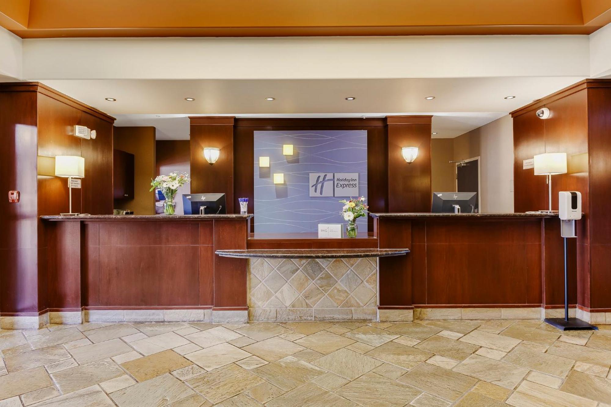 Holiday Inn Express & Suites Whitecourt By Ihg Esterno foto