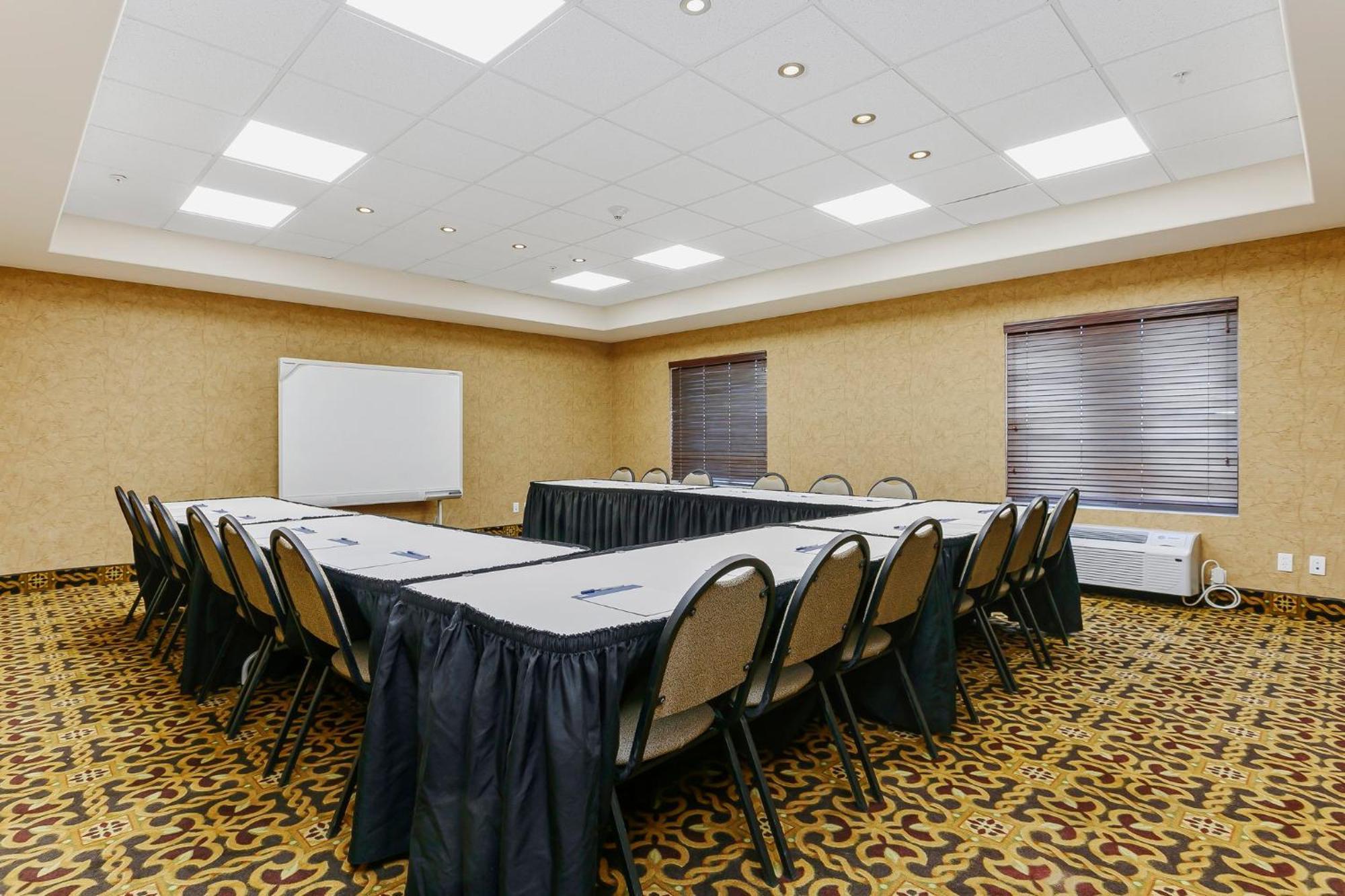 Holiday Inn Express & Suites Whitecourt By Ihg Esterno foto