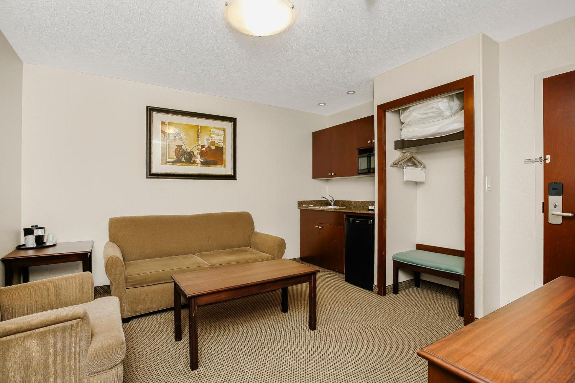 Holiday Inn Express & Suites Whitecourt By Ihg Esterno foto